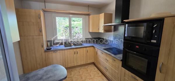 "VISITE VIRTUELLE DISPONIBLE SUR DEMANDE"
🏡 PLAIN-PIED – 3 CHAMBRES – GRANDE VÉRANDA – TERRAIN DE PRÈS DE 3 700 M²

À seulement 9 min de Josselin, 5 min du Roc-Saint-André, 15 min de Ploërmel et 30 min de Vannes, découvrez cette maison de plain-pied offrant un cadre agréable et un vaste terrain de près de 3 700 m² avec puits.

Dès l’entrée, vous découvrirez un séjour/salon de 23 m² avec cheminée, idéal pour profiter de belles soirées au coin du feu, ainsi qu’une cuisine aménagée et équipée de 9 m² attenante.

Véritable atout de la maison, la grande véranda de 27 m² prolonge agréablement l’espace de vie et permet de profiter du jardin en toute saison.

Côté nuit, la maison dispose de 3 chambres, d’une salle d’eau avec douche à l’italienne et d’un WC indépendant.

Pour compléter l’ensemble, vous bénéficierez d’un garage avec grenier, d’un carport ainsi que d’un abri de jardin, offrant de nombreux espaces de stationnement et de rangement.

À l’extérieur, le terrain de près de 3 700 m², agrémenté d’un puits, offre un bel espace pour profiter pleinement des beaux jours, créer un potager ou accueillir différents projets selon vos envies. Vous disposez aussi d'un verger..

LES ATOUTS :
✓ Maison entièrement de plain-pied
✓ 3 chambres
✓ Cheminée
✓ Véranda de 27 m²
✓ Garage avec grenier
✓ Carport et abri de jardin
✓ Terrain de près de 4 500 m²
✓ Puits
✓ Situation pratique entre Josselin et Ploërmel

Une maison fonctionnelle offrant de beaux espaces intérieurs et extérieurs, à découvrir rapidement !

A prévoir, rafraichissement total et mise aux normes de l'assainissement

Contactez-moi pour plus d’informations et organiser une visite.
