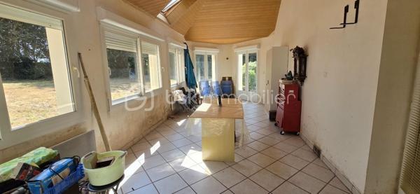 "VISITE VIRTUELLE DISPONIBLE SUR DEMANDE"
🏡 PLAIN-PIED – 3 CHAMBRES – GRANDE VÉRANDA – TERRAIN DE PRÈS DE 3 700 M²

À seulement 9 min de Josselin, 5 min du Roc-Saint-André, 15 min de Ploërmel et 30 min de Vannes, découvrez cette maison de plain-pied offrant un cadre agréable et un vaste terrain de près de 3 700 m² avec puits.

Dès l’entrée, vous découvrirez un séjour/salon de 23 m² avec cheminée, idéal pour profiter de belles soirées au coin du feu, ainsi qu’une cuisine aménagée et équipée de 9 m² attenante.

Véritable atout de la maison, la grande véranda de 27 m² prolonge agréablement l’espace de vie et permet de profiter du jardin en toute saison.

Côté nuit, la maison dispose de 3 chambres, d’une salle d’eau avec douche à l’italienne et d’un WC indépendant.

Pour compléter l’ensemble, vous bénéficierez d’un garage avec grenier, d’un carport ainsi que d’un abri de jardin, offrant de nombreux espaces de stationnement et de rangement.

À l’extérieur, le terrain de près de 3 700 m², agrémenté d’un puits, offre un bel espace pour profiter pleinement des beaux jours, créer un potager ou accueillir différents projets selon vos envies. Vous disposez aussi d'un verger..

LES ATOUTS :
✓ Maison entièrement de plain-pied
✓ 3 chambres
✓ Cheminée
✓ Véranda de 27 m²
✓ Garage avec grenier
✓ Carport et abri de jardin
✓ Terrain de près de 4 500 m²
✓ Puits
✓ Situation pratique entre Josselin et Ploërmel

Une maison fonctionnelle offrant de beaux espaces intérieurs et extérieurs, à découvrir rapidement !

A prévoir, rafraichissement total et mise aux normes de l'assainissement

Contactez-moi pour plus d’informations et organiser une visite.