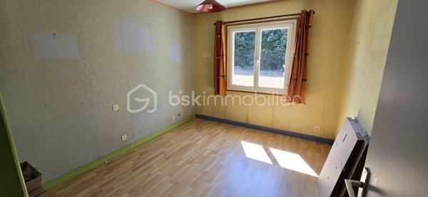 "VISITE VIRTUELLE DISPONIBLE SUR DEMANDE"
🏡 PLAIN-PIED – 3 CHAMBRES – GRANDE VÉRANDA – TERRAIN DE PRÈS DE 3 700 M²

À seulement 9 min de Josselin, 5 min du Roc-Saint-André, 15 min de Ploërmel et 30 min de Vannes, découvrez cette maison de plain-pied offrant un cadre agréable et un vaste terrain de près de 3 700 m² avec puits.

Dès l’entrée, vous découvrirez un séjour/salon de 23 m² avec cheminée, idéal pour profiter de belles soirées au coin du feu, ainsi qu’une cuisine aménagée et équipée de 9 m² attenante.

Véritable atout de la maison, la grande véranda de 27 m² prolonge agréablement l’espace de vie et permet de profiter du jardin en toute saison.

Côté nuit, la maison dispose de 3 chambres, d’une salle d’eau avec douche à l’italienne et d’un WC indépendant.

Pour compléter l’ensemble, vous bénéficierez d’un garage avec grenier, d’un carport ainsi que d’un abri de jardin, offrant de nombreux espaces de stationnement et de rangement.

À l’extérieur, le terrain de près de 3 700 m², agrémenté d’un puits, offre un bel espace pour profiter pleinement des beaux jours, créer un potager ou accueillir différents projets selon vos envies. Vous disposez aussi d'un verger..

LES ATOUTS :
✓ Maison entièrement de plain-pied
✓ 3 chambres
✓ Cheminée
✓ Véranda de 27 m²
✓ Garage avec grenier
✓ Carport et abri de jardin
✓ Terrain de près de 4 500 m²
✓ Puits
✓ Situation pratique entre Josselin et Ploërmel

Une maison fonctionnelle offrant de beaux espaces intérieurs et extérieurs, à découvrir rapidement !

A prévoir, rafraichissement total et mise aux normes de l'assainissement

Contactez-moi pour plus d’informations et organiser une visite.