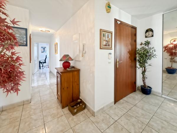 APPARTEMENT 3 AVEC GRANDE TERRASSE