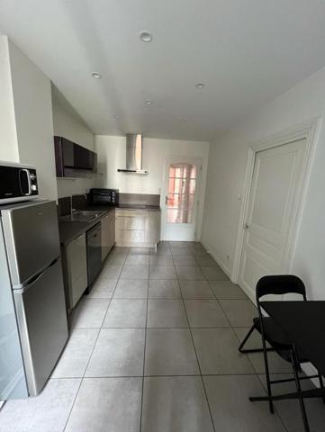 12 RUE CHEVRERIE - BEL F2 MEUBLE AU 1ER ETAGE