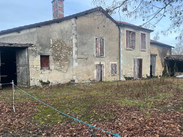 À vendre – Maison avec grange à rénover située dans un environnement calme sur la commune de Léguillac-de-l’Au