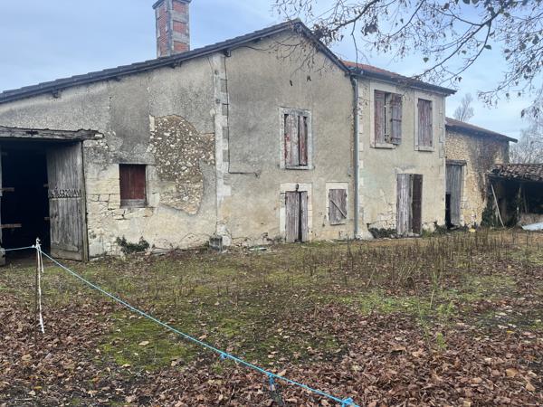 À vendre – Maison avec grange à rénover située dans un environnement calme sur la commune de Léguillac-de-l’Au