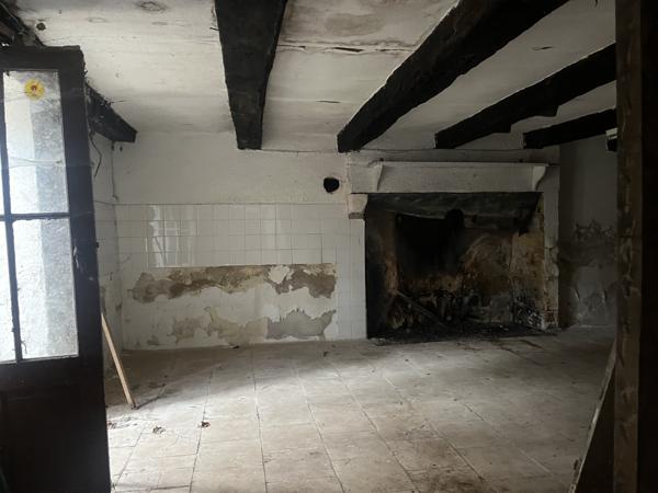 À vendre – Maison avec grange à rénover située dans un environnement calme sur la commune de Léguillac-de-l’Au