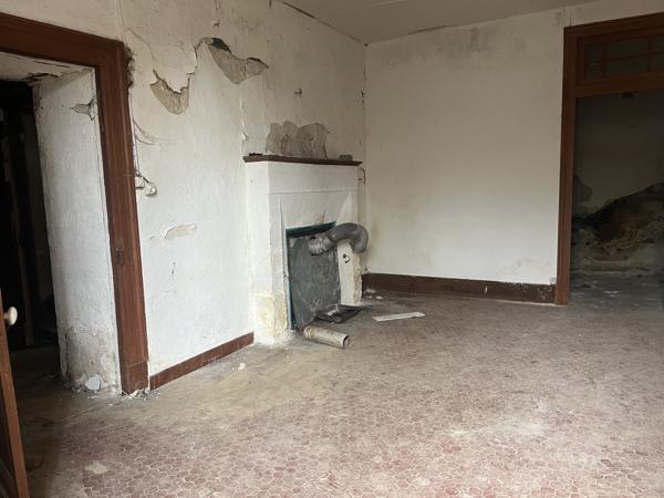 À vendre – Maison avec grange à rénover située dans un environnement calme sur la commune de Léguillac-de-l’Au