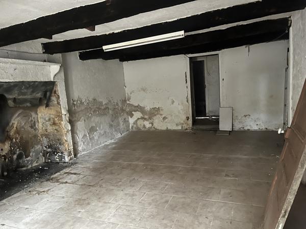 À vendre – Maison avec grange à rénover située dans un environnement calme sur la commune de Léguillac-de-l’Au