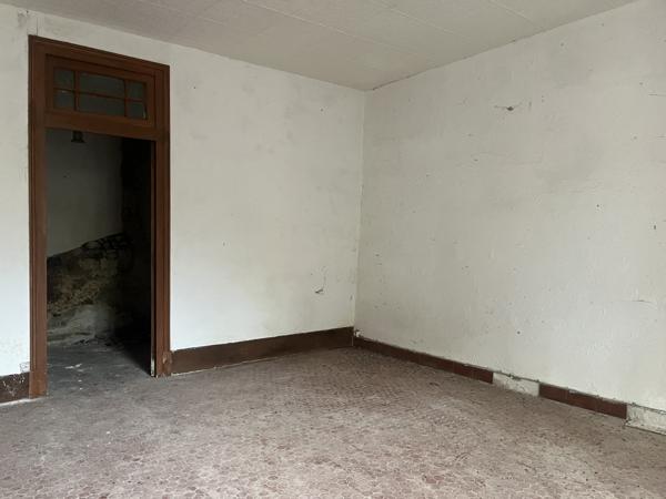À vendre – Maison avec grange à rénover située dans un environnement calme sur la commune de Léguillac-de-l’Au
