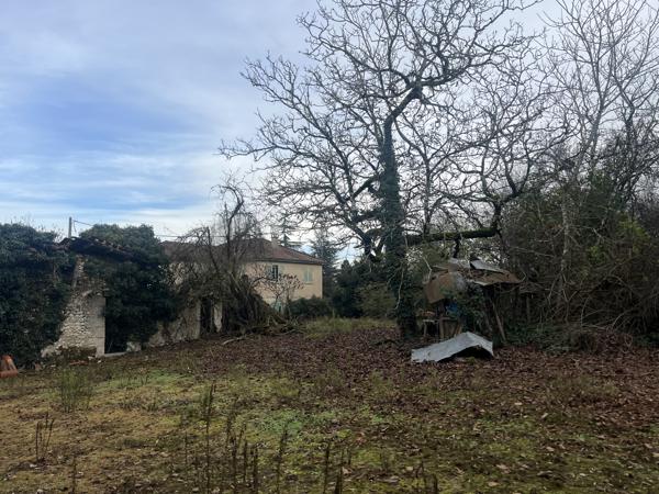 À vendre – Maison avec grange à rénover située dans un environnement calme sur la commune de Léguillac-de-l’Au
