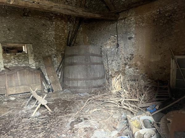 À vendre – Maison avec grange à rénover située dans un environnement calme sur la commune de Léguillac-de-l’Au