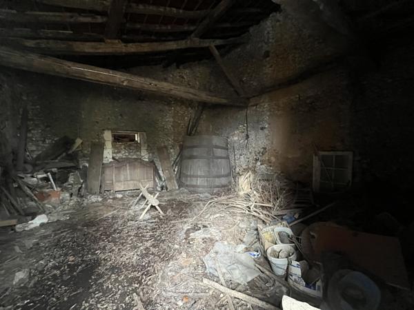 À vendre – Maison avec grange à rénover située dans un environnement calme sur la commune de Léguillac-de-l’Au