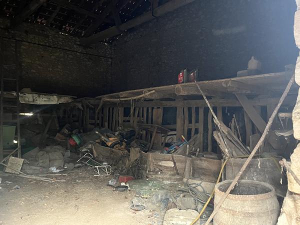 À vendre – Maison avec grange à rénover située dans un environnement calme sur la commune de Léguillac-de-l’Au