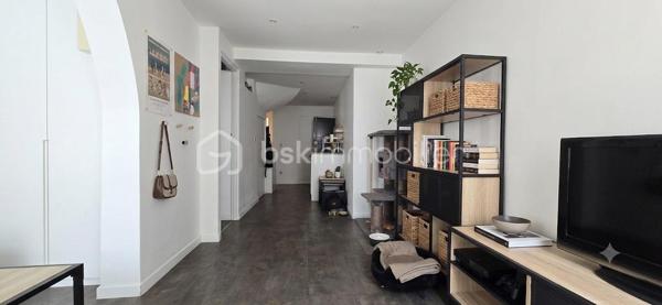 VENDU LOUE !!! Idéalement situé à moins de 10 minutes de la gare d'Athis-Mons. Dans une petite copropriété avec de faibles charges. Bel appartement 2/3 pièces au Rez-de-chaussée avec un accès indépendant sur rue comprenant : séjour/salon, cuisine, 2 chambres dont une petite d'environ 7m² en enfilade, salle d'eau avec WC, cave. Bail en cours non meublé. Loué 740 hors charges + 10 euros de charges.