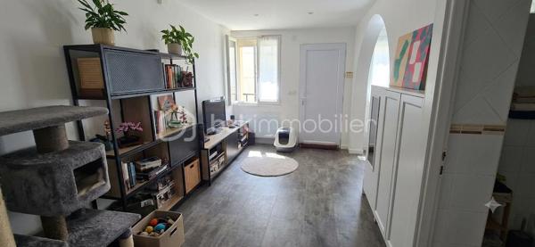 VENDU LOUE !!! Idéalement situé à moins de 10 minutes de la gare d'Athis-Mons. Dans une petite copropriété avec de faibles charges. Bel appartement 2/3 pièces au Rez-de-chaussée avec un accès indépendant sur rue comprenant : séjour/salon, cuisine, 2 chambres dont une petite d'environ 7m² en enfilade, salle d'eau avec WC, cave. Bail en cours non meublé. Loué 740 hors charges + 10 euros de charges.
