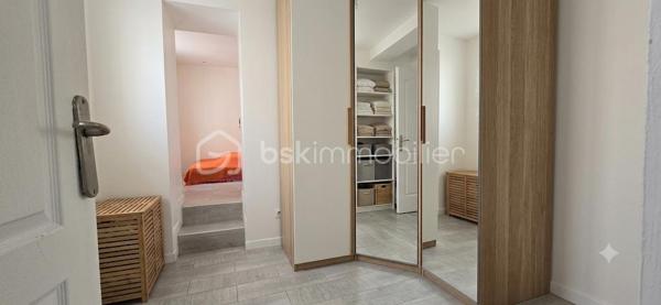 VENDU LOUE !!! Idéalement situé à moins de 10 minutes de la gare d'Athis-Mons. Dans une petite copropriété avec de faibles charges. Bel appartement 2/3 pièces au Rez-de-chaussée avec un accès indépendant sur rue comprenant : séjour/salon, cuisine, 2 chambres dont une petite d'environ 7m² en enfilade, salle d'eau avec WC, cave. Bail en cours non meublé. Loué 740 hors charges + 10 euros de charges.