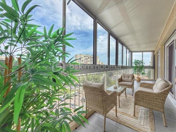 Dans une résidence de standing particulièrement appréciée, avec gardien, piscine, tennis et ravalement avec isolation thermique déjà réalisé, découvrez ce bel appartement familial de 6 pièces et 112 m², en excellent état. Ici, vous n’aurez qu’à poser vos valises.

L’entrée avec rangements et WC invités dessert un vaste séjour/salle à manger de 31 m², prolongé par une agréable loggia fermée de 13 m². Véritable pièce de vie supplémentaire, elle vous permettra de profiter de sa superbe vue dégagée sur le château de Saint-Germain-en-Laye en toute saison.

La cuisine, spacieuse et entièrement équipée, complète harmonieusement l’espace de vie.

L’espace nuit se compose d’une chambre parentale de 14 m² avec accès à un balcon de 9 m², idéal pour commencer la journée au calme, ainsi que de trois autres chambres lumineuses, dont une bénéficiant également de cet accès extérieur. Une salle de bains avec fenêtre et WC, un dressing ainsi qu’une salle d’eau viennent compléter cet espace.

Une cave et un box en sous-sol accompagnent ce bien.

Côté emplacement, tout se fait à pied : la gare de la ligne L se situe à 9 minutes, les écoles à 3 minutes et les commerces à 5 minutes.

Un appartement lumineux, fonctionnel et parfaitement entretenu, offrant un cadre de vie privilégié et une vue dégagée dont vous profiterez toute l’année… et qui vous offrira, en prime, une place de choix pour admirer les feux d’artifice.

Un bien rare où confort, espace et qualité de vie se rencontrent.