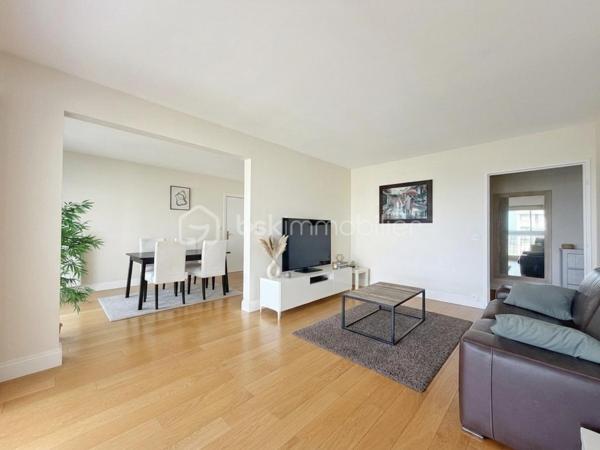 Dans une résidence de standing particulièrement appréciée, avec gardien, piscine, tennis et ravalement avec isolation thermique déjà réalisé, découvrez ce bel appartement familial de 6 pièces et 112 m², en excellent état. Ici, vous n’aurez qu’à poser vos valises.

L’entrée avec rangements et WC invités dessert un vaste séjour/salle à manger de 31 m², prolongé par une agréable loggia fermée de 13 m². Véritable pièce de vie supplémentaire, elle vous permettra de profiter de sa superbe vue dégagée sur le château de Saint-Germain-en-Laye en toute saison.

La cuisine, spacieuse et entièrement équipée, complète harmonieusement l’espace de vie.

L’espace nuit se compose d’une chambre parentale de 14 m² avec accès à un balcon de 9 m², idéal pour commencer la journée au calme, ainsi que de trois autres chambres lumineuses, dont une bénéficiant également de cet accès extérieur. Une salle de bains avec fenêtre et WC, un dressing ainsi qu’une salle d’eau viennent compléter cet espace.

Une cave et un box en sous-sol accompagnent ce bien.

Côté emplacement, tout se fait à pied : la gare de la ligne L se situe à 9 minutes, les écoles à 3 minutes et les commerces à 5 minutes.

Un appartement lumineux, fonctionnel et parfaitement entretenu, offrant un cadre de vie privilégié et une vue dégagée dont vous profiterez toute l’année… et qui vous offrira, en prime, une place de choix pour admirer les feux d’artifice.

Un bien rare où confort, espace et qualité de vie se rencontrent.