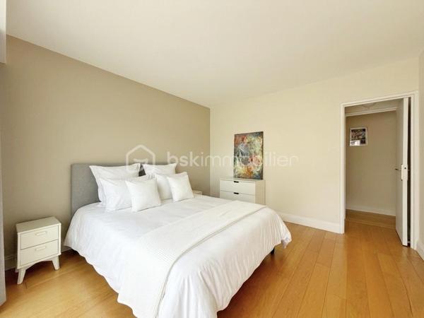 Dans une résidence de standing particulièrement appréciée, avec gardien, piscine, tennis et ravalement avec isolation thermique déjà réalisé, découvrez ce bel appartement familial de 6 pièces et 112 m², en excellent état. Ici, vous n’aurez qu’à poser vos valises.

L’entrée avec rangements et WC invités dessert un vaste séjour/salle à manger de 31 m², prolongé par une agréable loggia fermée de 13 m². Véritable pièce de vie supplémentaire, elle vous permettra de profiter de sa superbe vue dégagée sur le château de Saint-Germain-en-Laye en toute saison.

La cuisine, spacieuse et entièrement équipée, complète harmonieusement l’espace de vie.

L’espace nuit se compose d’une chambre parentale de 14 m² avec accès à un balcon de 9 m², idéal pour commencer la journée au calme, ainsi que de trois autres chambres lumineuses, dont une bénéficiant également de cet accès extérieur. Une salle de bains avec fenêtre et WC, un dressing ainsi qu’une salle d’eau viennent compléter cet espace.

Une cave et un box en sous-sol accompagnent ce bien.

Côté emplacement, tout se fait à pied : la gare de la ligne L se situe à 9 minutes, les écoles à 3 minutes et les commerces à 5 minutes.

Un appartement lumineux, fonctionnel et parfaitement entretenu, offrant un cadre de vie privilégié et une vue dégagée dont vous profiterez toute l’année… et qui vous offrira, en prime, une place de choix pour admirer les feux d’artifice.

Un bien rare où confort, espace et qualité de vie se rencontrent.