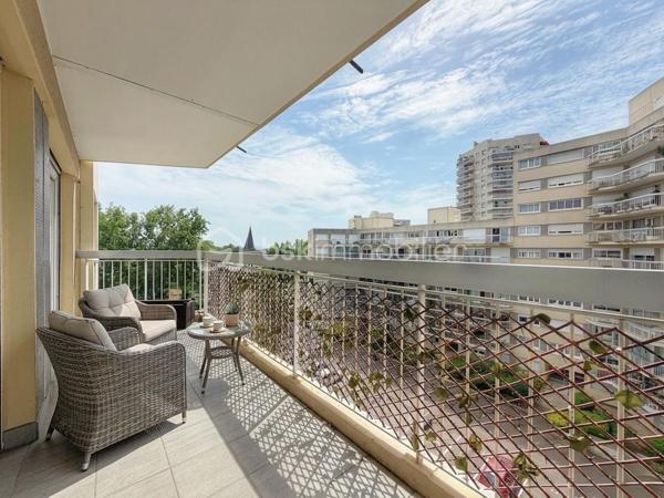 Dans une résidence de standing particulièrement appréciée, avec gardien, piscine, tennis et ravalement avec isolation thermique déjà réalisé, découvrez ce bel appartement familial de 6 pièces et 112 m², en excellent état. Ici, vous n’aurez qu’à poser vos valises.

L’entrée avec rangements et WC invités dessert un vaste séjour/salle à manger de 31 m², prolongé par une agréable loggia fermée de 13 m². Véritable pièce de vie supplémentaire, elle vous permettra de profiter de sa superbe vue dégagée sur le château de Saint-Germain-en-Laye en toute saison.

La cuisine, spacieuse et entièrement équipée, complète harmonieusement l’espace de vie.

L’espace nuit se compose d’une chambre parentale de 14 m² avec accès à un balcon de 9 m², idéal pour commencer la journée au calme, ainsi que de trois autres chambres lumineuses, dont une bénéficiant également de cet accès extérieur. Une salle de bains avec fenêtre et WC, un dressing ainsi qu’une salle d’eau viennent compléter cet espace.

Une cave et un box en sous-sol accompagnent ce bien.

Côté emplacement, tout se fait à pied : la gare de la ligne L se situe à 9 minutes, les écoles à 3 minutes et les commerces à 5 minutes.

Un appartement lumineux, fonctionnel et parfaitement entretenu, offrant un cadre de vie privilégié et une vue dégagée dont vous profiterez toute l’année… et qui vous offrira, en prime, une place de choix pour admirer les feux d’artifice.

Un bien rare où confort, espace et qualité de vie se rencontrent.