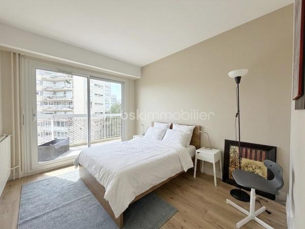 Dans une résidence de standing particulièrement appréciée, avec gardien, piscine, tennis et ravalement avec isolation thermique déjà réalisé, découvrez ce bel appartement familial de 6 pièces et 112 m², en excellent état. Ici, vous n’aurez qu’à poser vos valises.

L’entrée avec rangements et WC invités dessert un vaste séjour/salle à manger de 31 m², prolongé par une agréable loggia fermée de 13 m². Véritable pièce de vie supplémentaire, elle vous permettra de profiter de sa superbe vue dégagée sur le château de Saint-Germain-en-Laye en toute saison.

La cuisine, spacieuse et entièrement équipée, complète harmonieusement l’espace de vie.

L’espace nuit se compose d’une chambre parentale de 14 m² avec accès à un balcon de 9 m², idéal pour commencer la journée au calme, ainsi que de trois autres chambres lumineuses, dont une bénéficiant également de cet accès extérieur. Une salle de bains avec fenêtre et WC, un dressing ainsi qu’une salle d’eau viennent compléter cet espace.

Une cave et un box en sous-sol accompagnent ce bien.

Côté emplacement, tout se fait à pied : la gare de la ligne L se situe à 9 minutes, les écoles à 3 minutes et les commerces à 5 minutes.

Un appartement lumineux, fonctionnel et parfaitement entretenu, offrant un cadre de vie privilégié et une vue dégagée dont vous profiterez toute l’année… et qui vous offrira, en prime, une place de choix pour admirer les feux d’artifice.

Un bien rare où confort, espace et qualité de vie se rencontrent.