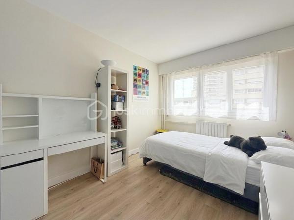 Dans une résidence de standing particulièrement appréciée, avec gardien, piscine, tennis et ravalement avec isolation thermique déjà réalisé, découvrez ce bel appartement familial de 6 pièces et 112 m², en excellent état. Ici, vous n’aurez qu’à poser vos valises.

L’entrée avec rangements et WC invités dessert un vaste séjour/salle à manger de 31 m², prolongé par une agréable loggia fermée de 13 m². Véritable pièce de vie supplémentaire, elle vous permettra de profiter de sa superbe vue dégagée sur le château de Saint-Germain-en-Laye en toute saison.

La cuisine, spacieuse et entièrement équipée, complète harmonieusement l’espace de vie.

L’espace nuit se compose d’une chambre parentale de 14 m² avec accès à un balcon de 9 m², idéal pour commencer la journée au calme, ainsi que de trois autres chambres lumineuses, dont une bénéficiant également de cet accès extérieur. Une salle de bains avec fenêtre et WC, un dressing ainsi qu’une salle d’eau viennent compléter cet espace.

Une cave et un box en sous-sol accompagnent ce bien.

Côté emplacement, tout se fait à pied : la gare de la ligne L se situe à 9 minutes, les écoles à 3 minutes et les commerces à 5 minutes.

Un appartement lumineux, fonctionnel et parfaitement entretenu, offrant un cadre de vie privilégié et une vue dégagée dont vous profiterez toute l’année… et qui vous offrira, en prime, une place de choix pour admirer les feux d’artifice.

Un bien rare où confort, espace et qualité de vie se rencontrent.