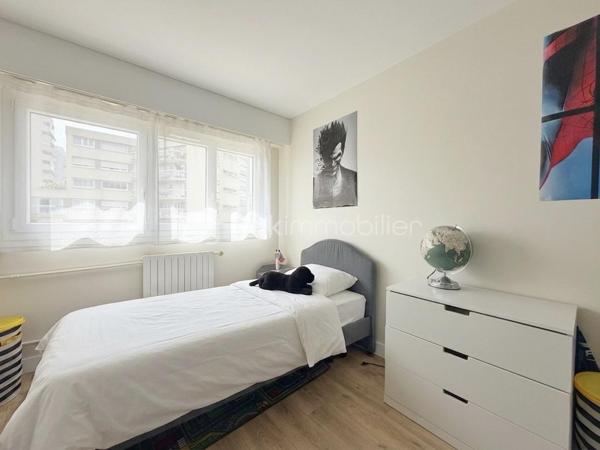 Dans une résidence de standing particulièrement appréciée, avec gardien, piscine, tennis et ravalement avec isolation thermique déjà réalisé, découvrez ce bel appartement familial de 6 pièces et 112 m², en excellent état. Ici, vous n’aurez qu’à poser vos valises.

L’entrée avec rangements et WC invités dessert un vaste séjour/salle à manger de 31 m², prolongé par une agréable loggia fermée de 13 m². Véritable pièce de vie supplémentaire, elle vous permettra de profiter de sa superbe vue dégagée sur le château de Saint-Germain-en-Laye en toute saison.

La cuisine, spacieuse et entièrement équipée, complète harmonieusement l’espace de vie.

L’espace nuit se compose d’une chambre parentale de 14 m² avec accès à un balcon de 9 m², idéal pour commencer la journée au calme, ainsi que de trois autres chambres lumineuses, dont une bénéficiant également de cet accès extérieur. Une salle de bains avec fenêtre et WC, un dressing ainsi qu’une salle d’eau viennent compléter cet espace.

Une cave et un box en sous-sol accompagnent ce bien.

Côté emplacement, tout se fait à pied : la gare de la ligne L se situe à 9 minutes, les écoles à 3 minutes et les commerces à 5 minutes.

Un appartement lumineux, fonctionnel et parfaitement entretenu, offrant un cadre de vie privilégié et une vue dégagée dont vous profiterez toute l’année… et qui vous offrira, en prime, une place de choix pour admirer les feux d’artifice.

Un bien rare où confort, espace et qualité de vie se rencontrent.