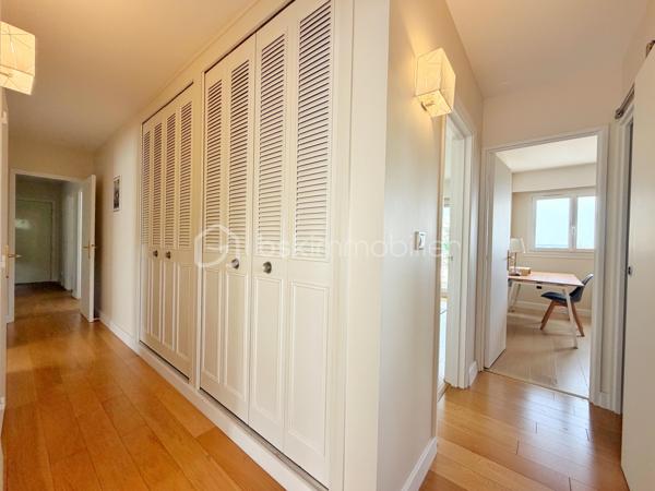 Dans une résidence de standing particulièrement appréciée, avec gardien, piscine, tennis et ravalement avec isolation thermique déjà réalisé, découvrez ce bel appartement familial de 6 pièces et 112 m², en excellent état. Ici, vous n’aurez qu’à poser vos valises.

L’entrée avec rangements et WC invités dessert un vaste séjour/salle à manger de 31 m², prolongé par une agréable loggia fermée de 13 m². Véritable pièce de vie supplémentaire, elle vous permettra de profiter de sa superbe vue dégagée sur le château de Saint-Germain-en-Laye en toute saison.

La cuisine, spacieuse et entièrement équipée, complète harmonieusement l’espace de vie.

L’espace nuit se compose d’une chambre parentale de 14 m² avec accès à un balcon de 9 m², idéal pour commencer la journée au calme, ainsi que de trois autres chambres lumineuses, dont une bénéficiant également de cet accès extérieur. Une salle de bains avec fenêtre et WC, un dressing ainsi qu’une salle d’eau viennent compléter cet espace.

Une cave et un box en sous-sol accompagnent ce bien.

Côté emplacement, tout se fait à pied : la gare de la ligne L se situe à 9 minutes, les écoles à 3 minutes et les commerces à 5 minutes.

Un appartement lumineux, fonctionnel et parfaitement entretenu, offrant un cadre de vie privilégié et une vue dégagée dont vous profiterez toute l’année… et qui vous offrira, en prime, une place de choix pour admirer les feux d’artifice.

Un bien rare où confort, espace et qualité de vie se rencontrent.