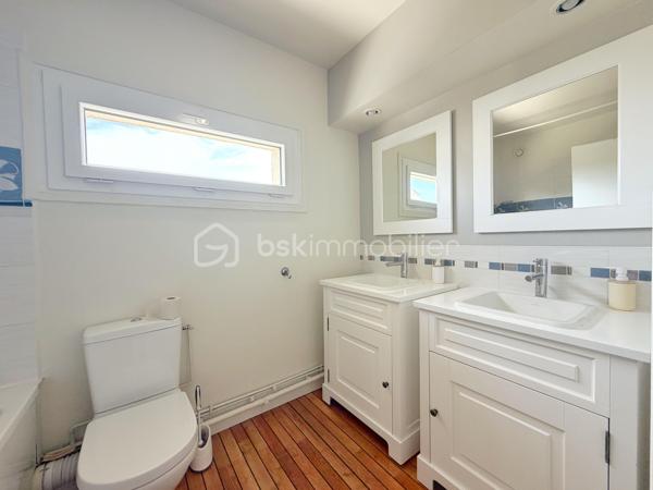 Dans une résidence de standing particulièrement appréciée, avec gardien, piscine, tennis et ravalement avec isolation thermique déjà réalisé, découvrez ce bel appartement familial de 6 pièces et 112 m², en excellent état. Ici, vous n’aurez qu’à poser vos valises.

L’entrée avec rangements et WC invités dessert un vaste séjour/salle à manger de 31 m², prolongé par une agréable loggia fermée de 13 m². Véritable pièce de vie supplémentaire, elle vous permettra de profiter de sa superbe vue dégagée sur le château de Saint-Germain-en-Laye en toute saison.

La cuisine, spacieuse et entièrement équipée, complète harmonieusement l’espace de vie.

L’espace nuit se compose d’une chambre parentale de 14 m² avec accès à un balcon de 9 m², idéal pour commencer la journée au calme, ainsi que de trois autres chambres lumineuses, dont une bénéficiant également de cet accès extérieur. Une salle de bains avec fenêtre et WC, un dressing ainsi qu’une salle d’eau viennent compléter cet espace.

Une cave et un box en sous-sol accompagnent ce bien.

Côté emplacement, tout se fait à pied : la gare de la ligne L se situe à 9 minutes, les écoles à 3 minutes et les commerces à 5 minutes.

Un appartement lumineux, fonctionnel et parfaitement entretenu, offrant un cadre de vie privilégié et une vue dégagée dont vous profiterez toute l’année… et qui vous offrira, en prime, une place de choix pour admirer les feux d’artifice.

Un bien rare où confort, espace et qualité de vie se rencontrent.