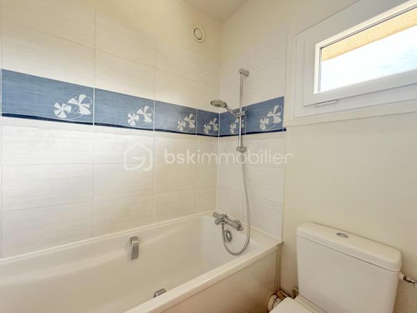 Dans une résidence de standing particulièrement appréciée, avec gardien, piscine, tennis et ravalement avec isolation thermique déjà réalisé, découvrez ce bel appartement familial de 6 pièces et 112 m², en excellent état. Ici, vous n’aurez qu’à poser vos valises.

L’entrée avec rangements et WC invités dessert un vaste séjour/salle à manger de 31 m², prolongé par une agréable loggia fermée de 13 m². Véritable pièce de vie supplémentaire, elle vous permettra de profiter de sa superbe vue dégagée sur le château de Saint-Germain-en-Laye en toute saison.

La cuisine, spacieuse et entièrement équipée, complète harmonieusement l’espace de vie.

L’espace nuit se compose d’une chambre parentale de 14 m² avec accès à un balcon de 9 m², idéal pour commencer la journée au calme, ainsi que de trois autres chambres lumineuses, dont une bénéficiant également de cet accès extérieur. Une salle de bains avec fenêtre et WC, un dressing ainsi qu’une salle d’eau viennent compléter cet espace.

Une cave et un box en sous-sol accompagnent ce bien.

Côté emplacement, tout se fait à pied : la gare de la ligne L se situe à 9 minutes, les écoles à 3 minutes et les commerces à 5 minutes.

Un appartement lumineux, fonctionnel et parfaitement entretenu, offrant un cadre de vie privilégié et une vue dégagée dont vous profiterez toute l’année… et qui vous offrira, en prime, une place de choix pour admirer les feux d’artifice.

Un bien rare où confort, espace et qualité de vie se rencontrent.