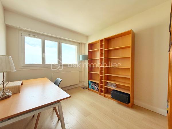 Dans une résidence de standing particulièrement appréciée, avec gardien, piscine, tennis et ravalement avec isolation thermique déjà réalisé, découvrez ce bel appartement familial de 6 pièces et 112 m², en excellent état. Ici, vous n’aurez qu’à poser vos valises.

L’entrée avec rangements et WC invités dessert un vaste séjour/salle à manger de 31 m², prolongé par une agréable loggia fermée de 13 m². Véritable pièce de vie supplémentaire, elle vous permettra de profiter de sa superbe vue dégagée sur le château de Saint-Germain-en-Laye en toute saison.

La cuisine, spacieuse et entièrement équipée, complète harmonieusement l’espace de vie.

L’espace nuit se compose d’une chambre parentale de 14 m² avec accès à un balcon de 9 m², idéal pour commencer la journée au calme, ainsi que de trois autres chambres lumineuses, dont une bénéficiant également de cet accès extérieur. Une salle de bains avec fenêtre et WC, un dressing ainsi qu’une salle d’eau viennent compléter cet espace.

Une cave et un box en sous-sol accompagnent ce bien.

Côté emplacement, tout se fait à pied : la gare de la ligne L se situe à 9 minutes, les écoles à 3 minutes et les commerces à 5 minutes.

Un appartement lumineux, fonctionnel et parfaitement entretenu, offrant un cadre de vie privilégié et une vue dégagée dont vous profiterez toute l’année… et qui vous offrira, en prime, une place de choix pour admirer les feux d’artifice.

Un bien rare où confort, espace et qualité de vie se rencontrent.
