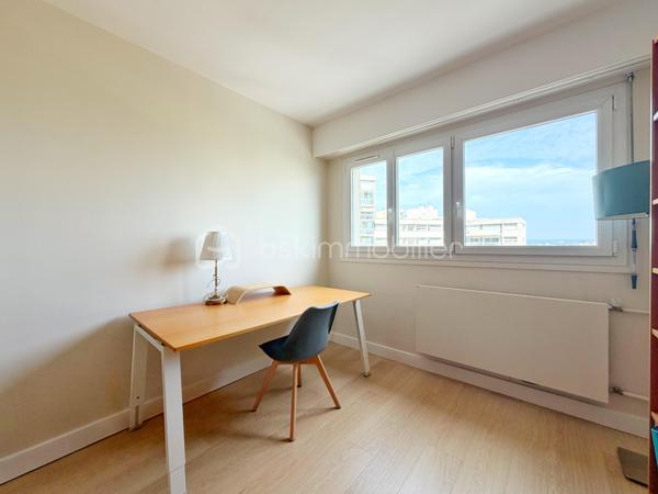 Dans une résidence de standing particulièrement appréciée, avec gardien, piscine, tennis et ravalement avec isolation thermique déjà réalisé, découvrez ce bel appartement familial de 6 pièces et 112 m², en excellent état. Ici, vous n’aurez qu’à poser vos valises.

L’entrée avec rangements et WC invités dessert un vaste séjour/salle à manger de 31 m², prolongé par une agréable loggia fermée de 13 m². Véritable pièce de vie supplémentaire, elle vous permettra de profiter de sa superbe vue dégagée sur le château de Saint-Germain-en-Laye en toute saison.

La cuisine, spacieuse et entièrement équipée, complète harmonieusement l’espace de vie.

L’espace nuit se compose d’une chambre parentale de 14 m² avec accès à un balcon de 9 m², idéal pour commencer la journée au calme, ainsi que de trois autres chambres lumineuses, dont une bénéficiant également de cet accès extérieur. Une salle de bains avec fenêtre et WC, un dressing ainsi qu’une salle d’eau viennent compléter cet espace.

Une cave et un box en sous-sol accompagnent ce bien.

Côté emplacement, tout se fait à pied : la gare de la ligne L se situe à 9 minutes, les écoles à 3 minutes et les commerces à 5 minutes.

Un appartement lumineux, fonctionnel et parfaitement entretenu, offrant un cadre de vie privilégié et une vue dégagée dont vous profiterez toute l’année… et qui vous offrira, en prime, une place de choix pour admirer les feux d’artifice.

Un bien rare où confort, espace et qualité de vie se rencontrent.