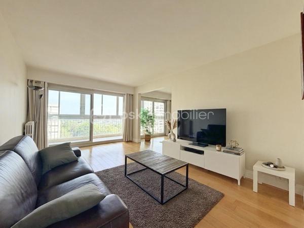 Dans une résidence de standing particulièrement appréciée, avec gardien, piscine, tennis et ravalement avec isolation thermique déjà réalisé, découvrez ce bel appartement familial de 6 pièces et 112 m², en excellent état. Ici, vous n’aurez qu’à poser vos valises.

L’entrée avec rangements et WC invités dessert un vaste séjour/salle à manger de 31 m², prolongé par une agréable loggia fermée de 13 m². Véritable pièce de vie supplémentaire, elle vous permettra de profiter de sa superbe vue dégagée sur le château de Saint-Germain-en-Laye en toute saison.

La cuisine, spacieuse et entièrement équipée, complète harmonieusement l’espace de vie.

L’espace nuit se compose d’une chambre parentale de 14 m² avec accès à un balcon de 9 m², idéal pour commencer la journée au calme, ainsi que de trois autres chambres lumineuses, dont une bénéficiant également de cet accès extérieur. Une salle de bains avec fenêtre et WC, un dressing ainsi qu’une salle d’eau viennent compléter cet espace.

Une cave et un box en sous-sol accompagnent ce bien.

Côté emplacement, tout se fait à pied : la gare de la ligne L se situe à 9 minutes, les écoles à 3 minutes et les commerces à 5 minutes.

Un appartement lumineux, fonctionnel et parfaitement entretenu, offrant un cadre de vie privilégié et une vue dégagée dont vous profiterez toute l’année… et qui vous offrira, en prime, une place de choix pour admirer les feux d’artifice.

Un bien rare où confort, espace et qualité de vie se rencontrent.