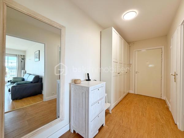 Dans une résidence de standing particulièrement appréciée, avec gardien, piscine, tennis et ravalement avec isolation thermique déjà réalisé, découvrez ce bel appartement familial de 6 pièces et 112 m², en excellent état. Ici, vous n’aurez qu’à poser vos valises.

L’entrée avec rangements et WC invités dessert un vaste séjour/salle à manger de 31 m², prolongé par une agréable loggia fermée de 13 m². Véritable pièce de vie supplémentaire, elle vous permettra de profiter de sa superbe vue dégagée sur le château de Saint-Germain-en-Laye en toute saison.

La cuisine, spacieuse et entièrement équipée, complète harmonieusement l’espace de vie.

L’espace nuit se compose d’une chambre parentale de 14 m² avec accès à un balcon de 9 m², idéal pour commencer la journée au calme, ainsi que de trois autres chambres lumineuses, dont une bénéficiant également de cet accès extérieur. Une salle de bains avec fenêtre et WC, un dressing ainsi qu’une salle d’eau viennent compléter cet espace.

Une cave et un box en sous-sol accompagnent ce bien.

Côté emplacement, tout se fait à pied : la gare de la ligne L se situe à 9 minutes, les écoles à 3 minutes et les commerces à 5 minutes.

Un appartement lumineux, fonctionnel et parfaitement entretenu, offrant un cadre de vie privilégié et une vue dégagée dont vous profiterez toute l’année… et qui vous offrira, en prime, une place de choix pour admirer les feux d’artifice.

Un bien rare où confort, espace et qualité de vie se rencontrent.
