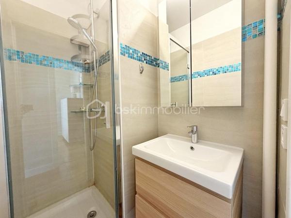 Dans une résidence de standing particulièrement appréciée, avec gardien, piscine, tennis et ravalement avec isolation thermique déjà réalisé, découvrez ce bel appartement familial de 6 pièces et 112 m², en excellent état. Ici, vous n’aurez qu’à poser vos valises.

L’entrée avec rangements et WC invités dessert un vaste séjour/salle à manger de 31 m², prolongé par une agréable loggia fermée de 13 m². Véritable pièce de vie supplémentaire, elle vous permettra de profiter de sa superbe vue dégagée sur le château de Saint-Germain-en-Laye en toute saison.

La cuisine, spacieuse et entièrement équipée, complète harmonieusement l’espace de vie.

L’espace nuit se compose d’une chambre parentale de 14 m² avec accès à un balcon de 9 m², idéal pour commencer la journée au calme, ainsi que de trois autres chambres lumineuses, dont une bénéficiant également de cet accès extérieur. Une salle de bains avec fenêtre et WC, un dressing ainsi qu’une salle d’eau viennent compléter cet espace.

Une cave et un box en sous-sol accompagnent ce bien.

Côté emplacement, tout se fait à pied : la gare de la ligne L se situe à 9 minutes, les écoles à 3 minutes et les commerces à 5 minutes.

Un appartement lumineux, fonctionnel et parfaitement entretenu, offrant un cadre de vie privilégié et une vue dégagée dont vous profiterez toute l’année… et qui vous offrira, en prime, une place de choix pour admirer les feux d’artifice.

Un bien rare où confort, espace et qualité de vie se rencontrent.