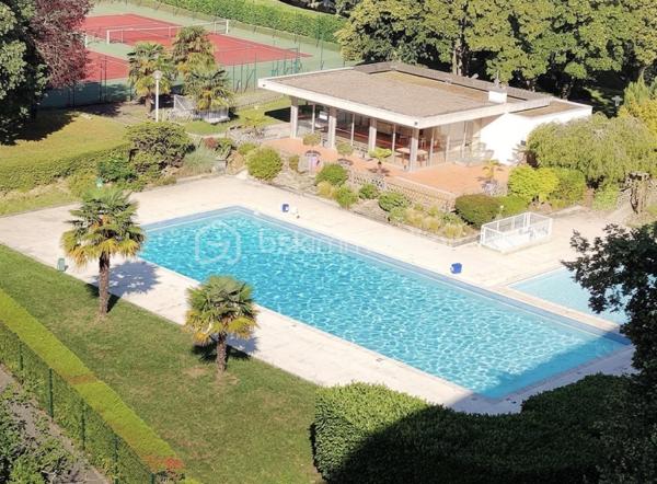 Dans une résidence de standing particulièrement appréciée, avec gardien, piscine, tennis et ravalement avec isolation thermique déjà réalisé, découvrez ce bel appartement familial de 6 pièces et 112 m², en excellent état. Ici, vous n’aurez qu’à poser vos valises.

L’entrée avec rangements et WC invités dessert un vaste séjour/salle à manger de 31 m², prolongé par une agréable loggia fermée de 13 m². Véritable pièce de vie supplémentaire, elle vous permettra de profiter de sa superbe vue dégagée sur le château de Saint-Germain-en-Laye en toute saison.

La cuisine, spacieuse et entièrement équipée, complète harmonieusement l’espace de vie.

L’espace nuit se compose d’une chambre parentale de 14 m² avec accès à un balcon de 9 m², idéal pour commencer la journée au calme, ainsi que de trois autres chambres lumineuses, dont une bénéficiant également de cet accès extérieur. Une salle de bains avec fenêtre et WC, un dressing ainsi qu’une salle d’eau viennent compléter cet espace.

Une cave et un box en sous-sol accompagnent ce bien.

Côté emplacement, tout se fait à pied : la gare de la ligne L se situe à 9 minutes, les écoles à 3 minutes et les commerces à 5 minutes.

Un appartement lumineux, fonctionnel et parfaitement entretenu, offrant un cadre de vie privilégié et une vue dégagée dont vous profiterez toute l’année… et qui vous offrira, en prime, une place de choix pour admirer les feux d’artifice.

Un bien rare où confort, espace et qualité de vie se rencontrent.