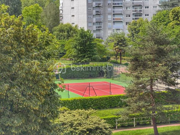 Dans une résidence de standing particulièrement appréciée, avec gardien, piscine, tennis et ravalement avec isolation thermique déjà réalisé, découvrez ce bel appartement familial de 6 pièces et 112 m², en excellent état. Ici, vous n’aurez qu’à poser vos valises.

L’entrée avec rangements et WC invités dessert un vaste séjour/salle à manger de 31 m², prolongé par une agréable loggia fermée de 13 m². Véritable pièce de vie supplémentaire, elle vous permettra de profiter de sa superbe vue dégagée sur le château de Saint-Germain-en-Laye en toute saison.

La cuisine, spacieuse et entièrement équipée, complète harmonieusement l’espace de vie.

L’espace nuit se compose d’une chambre parentale de 14 m² avec accès à un balcon de 9 m², idéal pour commencer la journée au calme, ainsi que de trois autres chambres lumineuses, dont une bénéficiant également de cet accès extérieur. Une salle de bains avec fenêtre et WC, un dressing ainsi qu’une salle d’eau viennent compléter cet espace.

Une cave et un box en sous-sol accompagnent ce bien.

Côté emplacement, tout se fait à pied : la gare de la ligne L se situe à 9 minutes, les écoles à 3 minutes et les commerces à 5 minutes.

Un appartement lumineux, fonctionnel et parfaitement entretenu, offrant un cadre de vie privilégié et une vue dégagée dont vous profiterez toute l’année… et qui vous offrira, en prime, une place de choix pour admirer les feux d’artifice.

Un bien rare où confort, espace et qualité de vie se rencontrent.