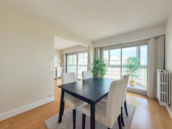 Dans une résidence de standing particulièrement appréciée, avec gardien, piscine, tennis et ravalement avec isolation thermique déjà réalisé, découvrez ce bel appartement familial de 6 pièces et 112 m², en excellent état. Ici, vous n’aurez qu’à poser vos valises.

L’entrée avec rangements et WC invités dessert un vaste séjour/salle à manger de 31 m², prolongé par une agréable loggia fermée de 13 m². Véritable pièce de vie supplémentaire, elle vous permettra de profiter de sa superbe vue dégagée sur le château de Saint-Germain-en-Laye en toute saison.

La cuisine, spacieuse et entièrement équipée, complète harmonieusement l’espace de vie.

L’espace nuit se compose d’une chambre parentale de 14 m² avec accès à un balcon de 9 m², idéal pour commencer la journée au calme, ainsi que de trois autres chambres lumineuses, dont une bénéficiant également de cet accès extérieur. Une salle de bains avec fenêtre et WC, un dressing ainsi qu’une salle d’eau viennent compléter cet espace.

Une cave et un box en sous-sol accompagnent ce bien.

Côté emplacement, tout se fait à pied : la gare de la ligne L se situe à 9 minutes, les écoles à 3 minutes et les commerces à 5 minutes.

Un appartement lumineux, fonctionnel et parfaitement entretenu, offrant un cadre de vie privilégié et une vue dégagée dont vous profiterez toute l’année… et qui vous offrira, en prime, une place de choix pour admirer les feux d’artifice.

Un bien rare où confort, espace et qualité de vie se rencontrent.