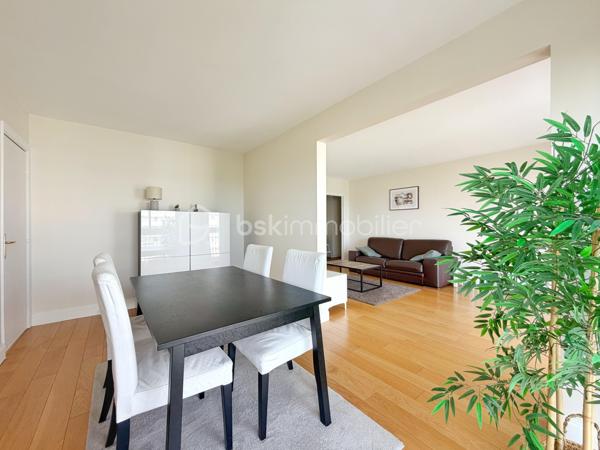 Dans une résidence de standing particulièrement appréciée, avec gardien, piscine, tennis et ravalement avec isolation thermique déjà réalisé, découvrez ce bel appartement familial de 6 pièces et 112 m², en excellent état. Ici, vous n’aurez qu’à poser vos valises.

L’entrée avec rangements et WC invités dessert un vaste séjour/salle à manger de 31 m², prolongé par une agréable loggia fermée de 13 m². Véritable pièce de vie supplémentaire, elle vous permettra de profiter de sa superbe vue dégagée sur le château de Saint-Germain-en-Laye en toute saison.

La cuisine, spacieuse et entièrement équipée, complète harmonieusement l’espace de vie.

L’espace nuit se compose d’une chambre parentale de 14 m² avec accès à un balcon de 9 m², idéal pour commencer la journée au calme, ainsi que de trois autres chambres lumineuses, dont une bénéficiant également de cet accès extérieur. Une salle de bains avec fenêtre et WC, un dressing ainsi qu’une salle d’eau viennent compléter cet espace.

Une cave et un box en sous-sol accompagnent ce bien.

Côté emplacement, tout se fait à pied : la gare de la ligne L se situe à 9 minutes, les écoles à 3 minutes et les commerces à 5 minutes.

Un appartement lumineux, fonctionnel et parfaitement entretenu, offrant un cadre de vie privilégié et une vue dégagée dont vous profiterez toute l’année… et qui vous offrira, en prime, une place de choix pour admirer les feux d’artifice.

Un bien rare où confort, espace et qualité de vie se rencontrent.