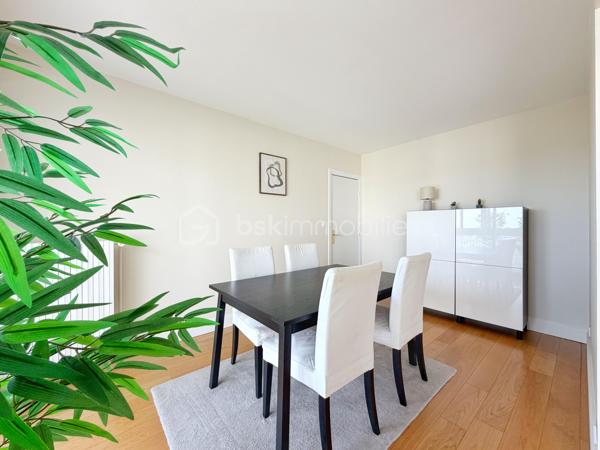 Dans une résidence de standing particulièrement appréciée, avec gardien, piscine, tennis et ravalement avec isolation thermique déjà réalisé, découvrez ce bel appartement familial de 6 pièces et 112 m², en excellent état. Ici, vous n’aurez qu’à poser vos valises.

L’entrée avec rangements et WC invités dessert un vaste séjour/salle à manger de 31 m², prolongé par une agréable loggia fermée de 13 m². Véritable pièce de vie supplémentaire, elle vous permettra de profiter de sa superbe vue dégagée sur le château de Saint-Germain-en-Laye en toute saison.

La cuisine, spacieuse et entièrement équipée, complète harmonieusement l’espace de vie.

L’espace nuit se compose d’une chambre parentale de 14 m² avec accès à un balcon de 9 m², idéal pour commencer la journée au calme, ainsi que de trois autres chambres lumineuses, dont une bénéficiant également de cet accès extérieur. Une salle de bains avec fenêtre et WC, un dressing ainsi qu’une salle d’eau viennent compléter cet espace.

Une cave et un box en sous-sol accompagnent ce bien.

Côté emplacement, tout se fait à pied : la gare de la ligne L se situe à 9 minutes, les écoles à 3 minutes et les commerces à 5 minutes.

Un appartement lumineux, fonctionnel et parfaitement entretenu, offrant un cadre de vie privilégié et une vue dégagée dont vous profiterez toute l’année… et qui vous offrira, en prime, une place de choix pour admirer les feux d’artifice.

Un bien rare où confort, espace et qualité de vie se rencontrent.