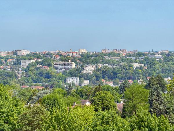 Dans une résidence de standing particulièrement appréciée, avec gardien, piscine, tennis et ravalement avec isolation thermique déjà réalisé, découvrez ce bel appartement familial de 6 pièces et 112 m², en excellent état. Ici, vous n’aurez qu’à poser vos valises.

L’entrée avec rangements et WC invités dessert un vaste séjour/salle à manger de 31 m², prolongé par une agréable loggia fermée de 13 m². Véritable pièce de vie supplémentaire, elle vous permettra de profiter de sa superbe vue dégagée sur le château de Saint-Germain-en-Laye en toute saison.

La cuisine, spacieuse et entièrement équipée, complète harmonieusement l’espace de vie.

L’espace nuit se compose d’une chambre parentale de 14 m² avec accès à un balcon de 9 m², idéal pour commencer la journée au calme, ainsi que de trois autres chambres lumineuses, dont une bénéficiant également de cet accès extérieur. Une salle de bains avec fenêtre et WC, un dressing ainsi qu’une salle d’eau viennent compléter cet espace.

Une cave et un box en sous-sol accompagnent ce bien.

Côté emplacement, tout se fait à pied : la gare de la ligne L se situe à 9 minutes, les écoles à 3 minutes et les commerces à 5 minutes.

Un appartement lumineux, fonctionnel et parfaitement entretenu, offrant un cadre de vie privilégié et une vue dégagée dont vous profiterez toute l’année… et qui vous offrira, en prime, une place de choix pour admirer les feux d’artifice.

Un bien rare où confort, espace et qualité de vie se rencontrent.