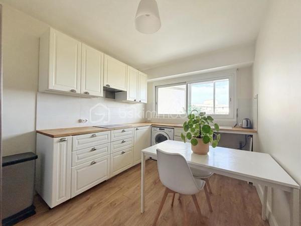 Dans une résidence de standing particulièrement appréciée, avec gardien, piscine, tennis et ravalement avec isolation thermique déjà réalisé, découvrez ce bel appartement familial de 6 pièces et 112 m², en excellent état. Ici, vous n’aurez qu’à poser vos valises.

L’entrée avec rangements et WC invités dessert un vaste séjour/salle à manger de 31 m², prolongé par une agréable loggia fermée de 13 m². Véritable pièce de vie supplémentaire, elle vous permettra de profiter de sa superbe vue dégagée sur le château de Saint-Germain-en-Laye en toute saison.

La cuisine, spacieuse et entièrement équipée, complète harmonieusement l’espace de vie.

L’espace nuit se compose d’une chambre parentale de 14 m² avec accès à un balcon de 9 m², idéal pour commencer la journée au calme, ainsi que de trois autres chambres lumineuses, dont une bénéficiant également de cet accès extérieur. Une salle de bains avec fenêtre et WC, un dressing ainsi qu’une salle d’eau viennent compléter cet espace.

Une cave et un box en sous-sol accompagnent ce bien.

Côté emplacement, tout se fait à pied : la gare de la ligne L se situe à 9 minutes, les écoles à 3 minutes et les commerces à 5 minutes.

Un appartement lumineux, fonctionnel et parfaitement entretenu, offrant un cadre de vie privilégié et une vue dégagée dont vous profiterez toute l’année… et qui vous offrira, en prime, une place de choix pour admirer les feux d’artifice.

Un bien rare où confort, espace et qualité de vie se rencontrent.