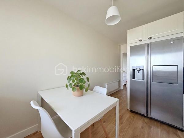 Dans une résidence de standing particulièrement appréciée, avec gardien, piscine, tennis et ravalement avec isolation thermique déjà réalisé, découvrez ce bel appartement familial de 6 pièces et 112 m², en excellent état. Ici, vous n’aurez qu’à poser vos valises.

L’entrée avec rangements et WC invités dessert un vaste séjour/salle à manger de 31 m², prolongé par une agréable loggia fermée de 13 m². Véritable pièce de vie supplémentaire, elle vous permettra de profiter de sa superbe vue dégagée sur le château de Saint-Germain-en-Laye en toute saison.

La cuisine, spacieuse et entièrement équipée, complète harmonieusement l’espace de vie.

L’espace nuit se compose d’une chambre parentale de 14 m² avec accès à un balcon de 9 m², idéal pour commencer la journée au calme, ainsi que de trois autres chambres lumineuses, dont une bénéficiant également de cet accès extérieur. Une salle de bains avec fenêtre et WC, un dressing ainsi qu’une salle d’eau viennent compléter cet espace.

Une cave et un box en sous-sol accompagnent ce bien.

Côté emplacement, tout se fait à pied : la gare de la ligne L se situe à 9 minutes, les écoles à 3 minutes et les commerces à 5 minutes.

Un appartement lumineux, fonctionnel et parfaitement entretenu, offrant un cadre de vie privilégié et une vue dégagée dont vous profiterez toute l’année… et qui vous offrira, en prime, une place de choix pour admirer les feux d’artifice.

Un bien rare où confort, espace et qualité de vie se rencontrent.