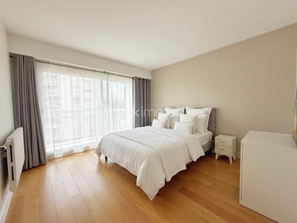 Dans une résidence de standing particulièrement appréciée, avec gardien, piscine, tennis et ravalement avec isolation thermique déjà réalisé, découvrez ce bel appartement familial de 6 pièces et 112 m², en excellent état. Ici, vous n’aurez qu’à poser vos valises.

L’entrée avec rangements et WC invités dessert un vaste séjour/salle à manger de 31 m², prolongé par une agréable loggia fermée de 13 m². Véritable pièce de vie supplémentaire, elle vous permettra de profiter de sa superbe vue dégagée sur le château de Saint-Germain-en-Laye en toute saison.

La cuisine, spacieuse et entièrement équipée, complète harmonieusement l’espace de vie.

L’espace nuit se compose d’une chambre parentale de 14 m² avec accès à un balcon de 9 m², idéal pour commencer la journée au calme, ainsi que de trois autres chambres lumineuses, dont une bénéficiant également de cet accès extérieur. Une salle de bains avec fenêtre et WC, un dressing ainsi qu’une salle d’eau viennent compléter cet espace.

Une cave et un box en sous-sol accompagnent ce bien.

Côté emplacement, tout se fait à pied : la gare de la ligne L se situe à 9 minutes, les écoles à 3 minutes et les commerces à 5 minutes.

Un appartement lumineux, fonctionnel et parfaitement entretenu, offrant un cadre de vie privilégié et une vue dégagée dont vous profiterez toute l’année… et qui vous offrira, en prime, une place de choix pour admirer les feux d’artifice.

Un bien rare où confort, espace et qualité de vie se rencontrent.
