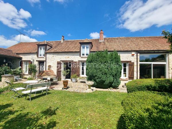 ** En EXCLUSIVITÉ ** Venez visiter SANS TARDER cette propriété de caractère avec revenus locatifs sur plus de 3 400 m² de terrain, située dans une commune paisible avec école élémentaire sur place et à seulement 2 km de PROVINS (gare SNCF) !

Au cœur d'un environnement calme et verdoyant, découvrez cette authentique propriété en pierre alliant charme, espace et rentabilité. Cet ensemble immobilier se compose d'une habitation principale et de deux maisons indépendantes actuellement louées, offrant un revenu locatif immédiat.

La maison principale d’environ 237 m² vous séduira dès l'entrée par ses éléments authentiques, notamment avec ses poutres et ses pierres apparentes. Elle comprend au rez-de-chaussée une entrée, une cuisine dînatoire, une buanderie- cellier, un vaste salon-séjour lumineux d’environ 57 m² avec une belle cheminée ouverte et un poêle à granulés, une chambre avec accès direct à la terrasse et des placards offrant de un bel espace de rangement, une salle d'eau et des toilettes indépendantes. 
À l'étage vous découvrirez une mezzanine servant d’espace bureau, un palier desservant trois chambres avec placards, une salle de bains et un WC indépendant.

Les deux logements locatifs indépendants complètent harmonieusement l'ensemble :
Une première maison d’environ 70 m²  avec terrasse et jardin, comprenant au rez-de-chaussée une belle pièce de vie avec cuisine ouverte, et un WC indépendant. À l’étage vous trouverez un couloir distribuant deux chambres, un dressing et une salle d'eau avec WC.
Une seconde maison d’environ 60 m² composée au rez-de-chaussée d’une entrée, d’un WC indépendant, d'un salon-séjour, d'une cuisine ouverte. Puis à l’étage une grande pièce palière, une salle d’eau et une chambre.

L'extérieur offre un superbe terrain arboré de 3 442 m² et de deux terrasses, propice à la détente. 
Vous profiterez notamment d’un abri de jardin, d’une grande grange, d’un atelier, d’une cave et d’un vaste préau avec four à pizza et espace de réception, un véritable lieu de convivialité qui vient enrichir le potentiel de cette propriété.

Un bien rare, idéal pour une résidence familiale avec activité locative ou pour donner vie à tous vos projets !
N’attendez plus, contactez-nous !

Contacter Julien & Cindy LUCIANI pour plus de renseignements au 06 52 63 33 63.