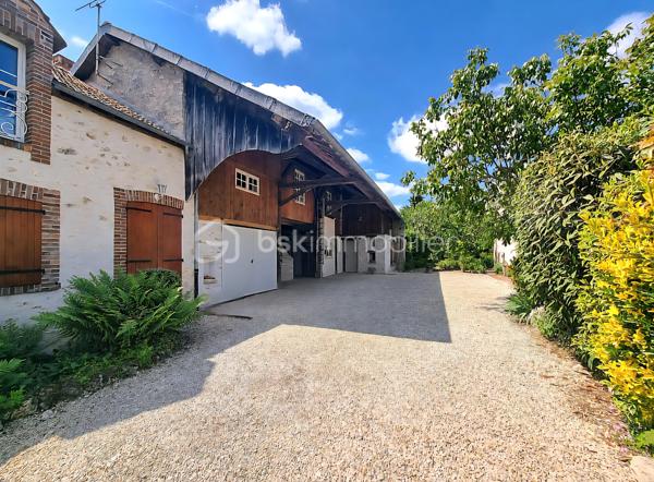 ** En EXCLUSIVITÉ ** Venez visiter SANS TARDER cette propriété de caractère avec revenus locatifs sur plus de 3 400 m² de terrain, située dans une commune paisible avec école élémentaire sur place et à seulement 2 km de PROVINS (gare SNCF) !

Au cœur d'un environnement calme et verdoyant, découvrez cette authentique propriété en pierre alliant charme, espace et rentabilité. Cet ensemble immobilier se compose d'une habitation principale et de deux maisons indépendantes actuellement louées, offrant un revenu locatif immédiat.

La maison principale d’environ 237 m² vous séduira dès l'entrée par ses éléments authentiques, notamment avec ses poutres et ses pierres apparentes. Elle comprend au rez-de-chaussée une entrée, une cuisine dînatoire, une buanderie- cellier, un vaste salon-séjour lumineux d’environ 57 m² avec une belle cheminée ouverte et un poêle à granulés, une chambre avec accès direct à la terrasse et des placards offrant de un bel espace de rangement, une salle d'eau et des toilettes indépendantes. 
À l'étage vous découvrirez une mezzanine servant d’espace bureau, un palier desservant trois chambres avec placards, une salle de bains et un WC indépendant.

Les deux logements locatifs indépendants complètent harmonieusement l'ensemble :
Une première maison d’environ 70 m²  avec terrasse et jardin, comprenant au rez-de-chaussée une belle pièce de vie avec cuisine ouverte, et un WC indépendant. À l’étage vous trouverez un couloir distribuant deux chambres, un dressing et une salle d'eau avec WC.
Une seconde maison d’environ 60 m² composée au rez-de-chaussée d’une entrée, d’un WC indépendant, d'un salon-séjour, d'une cuisine ouverte. Puis à l’étage une grande pièce palière, une salle d’eau et une chambre.

L'extérieur offre un superbe terrain arboré de 3 442 m² et de deux terrasses, propice à la détente. 
Vous profiterez notamment d’un abri de jardin, d’une grande grange, d’un atelier, d’une cave et d’un vaste préau avec four à pizza et espace de réception, un véritable lieu de convivialité qui vient enrichir le potentiel de cette propriété.

Un bien rare, idéal pour une résidence familiale avec activité locative ou pour donner vie à tous vos projets !
N’attendez plus, contactez-nous !

Contacter Julien & Cindy LUCIANI pour plus de renseignements au 06 52 63 33 63.
