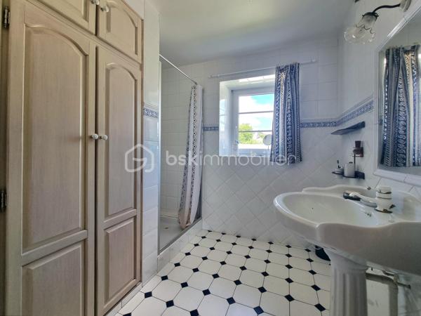 ** En EXCLUSIVITÉ ** Venez visiter SANS TARDER cette propriété de caractère avec revenus locatifs sur plus de 3 400 m² de terrain, située dans une commune paisible avec école élémentaire sur place et à seulement 2 km de PROVINS (gare SNCF) !

Au cœur d'un environnement calme et verdoyant, découvrez cette authentique propriété en pierre alliant charme, espace et rentabilité. Cet ensemble immobilier se compose d'une habitation principale et de deux maisons indépendantes actuellement louées, offrant un revenu locatif immédiat.

La maison principale d’environ 237 m² vous séduira dès l'entrée par ses éléments authentiques, notamment avec ses poutres et ses pierres apparentes. Elle comprend au rez-de-chaussée une entrée, une cuisine dînatoire, une buanderie- cellier, un vaste salon-séjour lumineux d’environ 57 m² avec une belle cheminée ouverte et un poêle à granulés, une chambre avec accès direct à la terrasse et des placards offrant de un bel espace de rangement, une salle d'eau et des toilettes indépendantes. 
À l'étage vous découvrirez une mezzanine servant d’espace bureau, un palier desservant trois chambres avec placards, une salle de bains et un WC indépendant.

Les deux logements locatifs indépendants complètent harmonieusement l'ensemble :
Une première maison d’environ 70 m²  avec terrasse et jardin, comprenant au rez-de-chaussée une belle pièce de vie avec cuisine ouverte, et un WC indépendant. À l’étage vous trouverez un couloir distribuant deux chambres, un dressing et une salle d'eau avec WC.
Une seconde maison d’environ 60 m² composée au rez-de-chaussée d’une entrée, d’un WC indépendant, d'un salon-séjour, d'une cuisine ouverte. Puis à l’étage une grande pièce palière, une salle d’eau et une chambre.

L'extérieur offre un superbe terrain arboré de 3 442 m² et de deux terrasses, propice à la détente. 
Vous profiterez notamment d’un abri de jardin, d’une grande grange, d’un atelier, d’une cave et d’un vaste préau avec four à pizza et espace de réception, un véritable lieu de convivialité qui vient enrichir le potentiel de cette propriété.

Un bien rare, idéal pour une résidence familiale avec activité locative ou pour donner vie à tous vos projets !
N’attendez plus, contactez-nous !

Contacter Julien & Cindy LUCIANI pour plus de renseignements au 06 52 63 33 63.