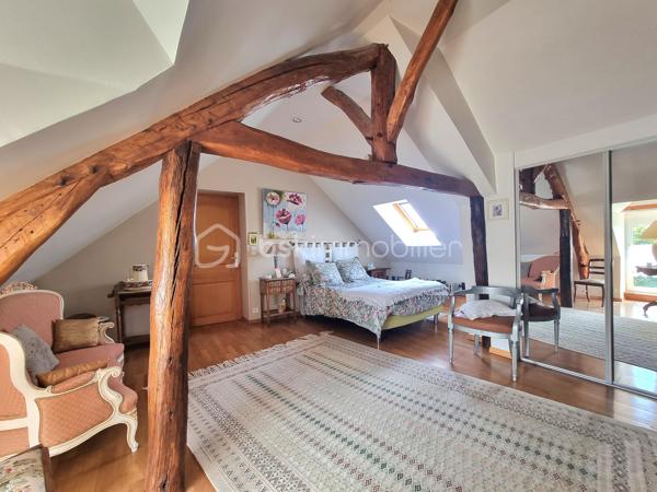 ** En EXCLUSIVITÉ ** Venez visiter SANS TARDER cette propriété de caractère avec revenus locatifs sur plus de 3 400 m² de terrain, située dans une commune paisible avec école élémentaire sur place et à seulement 2 km de PROVINS (gare SNCF) !

Au cœur d'un environnement calme et verdoyant, découvrez cette authentique propriété en pierre alliant charme, espace et rentabilité. Cet ensemble immobilier se compose d'une habitation principale et de deux maisons indépendantes actuellement louées, offrant un revenu locatif immédiat.

La maison principale d’environ 237 m² vous séduira dès l'entrée par ses éléments authentiques, notamment avec ses poutres et ses pierres apparentes. Elle comprend au rez-de-chaussée une entrée, une cuisine dînatoire, une buanderie- cellier, un vaste salon-séjour lumineux d’environ 57 m² avec une belle cheminée ouverte et un poêle à granulés, une chambre avec accès direct à la terrasse et des placards offrant de un bel espace de rangement, une salle d'eau et des toilettes indépendantes. 
À l'étage vous découvrirez une mezzanine servant d’espace bureau, un palier desservant trois chambres avec placards, une salle de bains et un WC indépendant.

Les deux logements locatifs indépendants complètent harmonieusement l'ensemble :
Une première maison d’environ 70 m²  avec terrasse et jardin, comprenant au rez-de-chaussée une belle pièce de vie avec cuisine ouverte, et un WC indépendant. À l’étage vous trouverez un couloir distribuant deux chambres, un dressing et une salle d'eau avec WC.
Une seconde maison d’environ 60 m² composée au rez-de-chaussée d’une entrée, d’un WC indépendant, d'un salon-séjour, d'une cuisine ouverte. Puis à l’étage une grande pièce palière, une salle d’eau et une chambre.

L'extérieur offre un superbe terrain arboré de 3 442 m² et de deux terrasses, propice à la détente. 
Vous profiterez notamment d’un abri de jardin, d’une grande grange, d’un atelier, d’une cave et d’un vaste préau avec four à pizza et espace de réception, un véritable lieu de convivialité qui vient enrichir le potentiel de cette propriété.

Un bien rare, idéal pour une résidence familiale avec activité locative ou pour donner vie à tous vos projets !
N’attendez plus, contactez-nous !

Contacter Julien & Cindy LUCIANI pour plus de renseignements au 06 52 63 33 63.