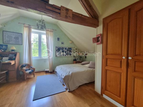 ** En EXCLUSIVITÉ ** Venez visiter SANS TARDER cette propriété de caractère avec revenus locatifs sur plus de 3 400 m² de terrain, située dans une commune paisible avec école élémentaire sur place et à seulement 2 km de PROVINS (gare SNCF) !

Au cœur d'un environnement calme et verdoyant, découvrez cette authentique propriété en pierre alliant charme, espace et rentabilité. Cet ensemble immobilier se compose d'une habitation principale et de deux maisons indépendantes actuellement louées, offrant un revenu locatif immédiat.

La maison principale d’environ 237 m² vous séduira dès l'entrée par ses éléments authentiques, notamment avec ses poutres et ses pierres apparentes. Elle comprend au rez-de-chaussée une entrée, une cuisine dînatoire, une buanderie- cellier, un vaste salon-séjour lumineux d’environ 57 m² avec une belle cheminée ouverte et un poêle à granulés, une chambre avec accès direct à la terrasse et des placards offrant de un bel espace de rangement, une salle d'eau et des toilettes indépendantes. 
À l'étage vous découvrirez une mezzanine servant d’espace bureau, un palier desservant trois chambres avec placards, une salle de bains et un WC indépendant.

Les deux logements locatifs indépendants complètent harmonieusement l'ensemble :
Une première maison d’environ 70 m²  avec terrasse et jardin, comprenant au rez-de-chaussée une belle pièce de vie avec cuisine ouverte, et un WC indépendant. À l’étage vous trouverez un couloir distribuant deux chambres, un dressing et une salle d'eau avec WC.
Une seconde maison d’environ 60 m² composée au rez-de-chaussée d’une entrée, d’un WC indépendant, d'un salon-séjour, d'une cuisine ouverte. Puis à l’étage une grande pièce palière, une salle d’eau et une chambre.

L'extérieur offre un superbe terrain arboré de 3 442 m² et de deux terrasses, propice à la détente. 
Vous profiterez notamment d’un abri de jardin, d’une grande grange, d’un atelier, d’une cave et d’un vaste préau avec four à pizza et espace de réception, un véritable lieu de convivialité qui vient enrichir le potentiel de cette propriété.

Un bien rare, idéal pour une résidence familiale avec activité locative ou pour donner vie à tous vos projets !
N’attendez plus, contactez-nous !

Contacter Julien & Cindy LUCIANI pour plus de renseignements au 06 52 63 33 63.
