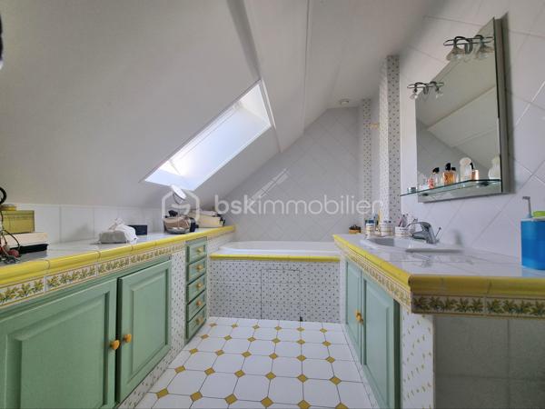 ** En EXCLUSIVITÉ ** Venez visiter SANS TARDER cette propriété de caractère avec revenus locatifs sur plus de 3 400 m² de terrain, située dans une commune paisible avec école élémentaire sur place et à seulement 2 km de PROVINS (gare SNCF) !

Au cœur d'un environnement calme et verdoyant, découvrez cette authentique propriété en pierre alliant charme, espace et rentabilité. Cet ensemble immobilier se compose d'une habitation principale et de deux maisons indépendantes actuellement louées, offrant un revenu locatif immédiat.

La maison principale d’environ 237 m² vous séduira dès l'entrée par ses éléments authentiques, notamment avec ses poutres et ses pierres apparentes. Elle comprend au rez-de-chaussée une entrée, une cuisine dînatoire, une buanderie- cellier, un vaste salon-séjour lumineux d’environ 57 m² avec une belle cheminée ouverte et un poêle à granulés, une chambre avec accès direct à la terrasse et des placards offrant de un bel espace de rangement, une salle d'eau et des toilettes indépendantes. 
À l'étage vous découvrirez une mezzanine servant d’espace bureau, un palier desservant trois chambres avec placards, une salle de bains et un WC indépendant.

Les deux logements locatifs indépendants complètent harmonieusement l'ensemble :
Une première maison d’environ 70 m²  avec terrasse et jardin, comprenant au rez-de-chaussée une belle pièce de vie avec cuisine ouverte, et un WC indépendant. À l’étage vous trouverez un couloir distribuant deux chambres, un dressing et une salle d'eau avec WC.
Une seconde maison d’environ 60 m² composée au rez-de-chaussée d’une entrée, d’un WC indépendant, d'un salon-séjour, d'une cuisine ouverte. Puis à l’étage une grande pièce palière, une salle d’eau et une chambre.

L'extérieur offre un superbe terrain arboré de 3 442 m² et de deux terrasses, propice à la détente. 
Vous profiterez notamment d’un abri de jardin, d’une grande grange, d’un atelier, d’une cave et d’un vaste préau avec four à pizza et espace de réception, un véritable lieu de convivialité qui vient enrichir le potentiel de cette propriété.

Un bien rare, idéal pour une résidence familiale avec activité locative ou pour donner vie à tous vos projets !
N’attendez plus, contactez-nous !

Contacter Julien & Cindy LUCIANI pour plus de renseignements au 06 52 63 33 63.