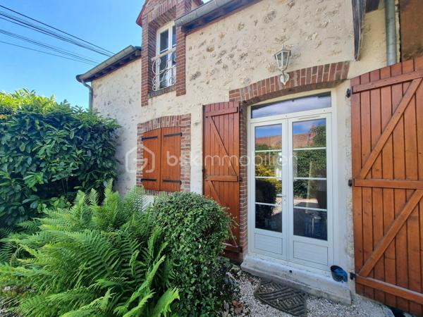 ** En EXCLUSIVITÉ ** Venez visiter SANS TARDER cette propriété de caractère avec revenus locatifs sur plus de 3 400 m² de terrain, située dans une commune paisible avec école élémentaire sur place et à seulement 2 km de PROVINS (gare SNCF) !

Au cœur d'un environnement calme et verdoyant, découvrez cette authentique propriété en pierre alliant charme, espace et rentabilité. Cet ensemble immobilier se compose d'une habitation principale et de deux maisons indépendantes actuellement louées, offrant un revenu locatif immédiat.

La maison principale d’environ 237 m² vous séduira dès l'entrée par ses éléments authentiques, notamment avec ses poutres et ses pierres apparentes. Elle comprend au rez-de-chaussée une entrée, une cuisine dînatoire, une buanderie- cellier, un vaste salon-séjour lumineux d’environ 57 m² avec une belle cheminée ouverte et un poêle à granulés, une chambre avec accès direct à la terrasse et des placards offrant de un bel espace de rangement, une salle d'eau et des toilettes indépendantes. 
À l'étage vous découvrirez une mezzanine servant d’espace bureau, un palier desservant trois chambres avec placards, une salle de bains et un WC indépendant.

Les deux logements locatifs indépendants complètent harmonieusement l'ensemble :
Une première maison d’environ 70 m²  avec terrasse et jardin, comprenant au rez-de-chaussée une belle pièce de vie avec cuisine ouverte, et un WC indépendant. À l’étage vous trouverez un couloir distribuant deux chambres, un dressing et une salle d'eau avec WC.
Une seconde maison d’environ 60 m² composée au rez-de-chaussée d’une entrée, d’un WC indépendant, d'un salon-séjour, d'une cuisine ouverte. Puis à l’étage une grande pièce palière, une salle d’eau et une chambre.

L'extérieur offre un superbe terrain arboré de 3 442 m² et de deux terrasses, propice à la détente. 
Vous profiterez notamment d’un abri de jardin, d’une grande grange, d’un atelier, d’une cave et d’un vaste préau avec four à pizza et espace de réception, un véritable lieu de convivialité qui vient enrichir le potentiel de cette propriété.

Un bien rare, idéal pour une résidence familiale avec activité locative ou pour donner vie à tous vos projets !
N’attendez plus, contactez-nous !

Contacter Julien & Cindy LUCIANI pour plus de renseignements au 06 52 63 33 63.
