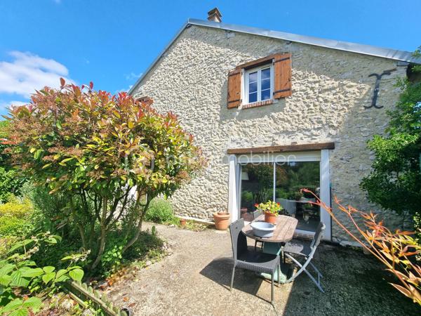 ** En EXCLUSIVITÉ ** Venez visiter SANS TARDER cette propriété de caractère avec revenus locatifs sur plus de 3 400 m² de terrain, située dans une commune paisible avec école élémentaire sur place et à seulement 2 km de PROVINS (gare SNCF) !

Au cœur d'un environnement calme et verdoyant, découvrez cette authentique propriété en pierre alliant charme, espace et rentabilité. Cet ensemble immobilier se compose d'une habitation principale et de deux maisons indépendantes actuellement louées, offrant un revenu locatif immédiat.

La maison principale d’environ 237 m² vous séduira dès l'entrée par ses éléments authentiques, notamment avec ses poutres et ses pierres apparentes. Elle comprend au rez-de-chaussée une entrée, une cuisine dînatoire, une buanderie- cellier, un vaste salon-séjour lumineux d’environ 57 m² avec une belle cheminée ouverte et un poêle à granulés, une chambre avec accès direct à la terrasse et des placards offrant de un bel espace de rangement, une salle d'eau et des toilettes indépendantes. 
À l'étage vous découvrirez une mezzanine servant d’espace bureau, un palier desservant trois chambres avec placards, une salle de bains et un WC indépendant.

Les deux logements locatifs indépendants complètent harmonieusement l'ensemble :
Une première maison d’environ 70 m²  avec terrasse et jardin, comprenant au rez-de-chaussée une belle pièce de vie avec cuisine ouverte, et un WC indépendant. À l’étage vous trouverez un couloir distribuant deux chambres, un dressing et une salle d'eau avec WC.
Une seconde maison d’environ 60 m² composée au rez-de-chaussée d’une entrée, d’un WC indépendant, d'un salon-séjour, d'une cuisine ouverte. Puis à l’étage une grande pièce palière, une salle d’eau et une chambre.

L'extérieur offre un superbe terrain arboré de 3 442 m² et de deux terrasses, propice à la détente. 
Vous profiterez notamment d’un abri de jardin, d’une grande grange, d’un atelier, d’une cave et d’un vaste préau avec four à pizza et espace de réception, un véritable lieu de convivialité qui vient enrichir le potentiel de cette propriété.

Un bien rare, idéal pour une résidence familiale avec activité locative ou pour donner vie à tous vos projets !
N’attendez plus, contactez-nous !

Contacter Julien & Cindy LUCIANI pour plus de renseignements au 06 52 63 33 63.